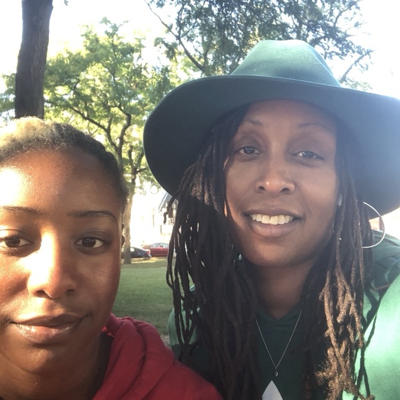 Meet your Posher, Ebony - Picture 2 of 10